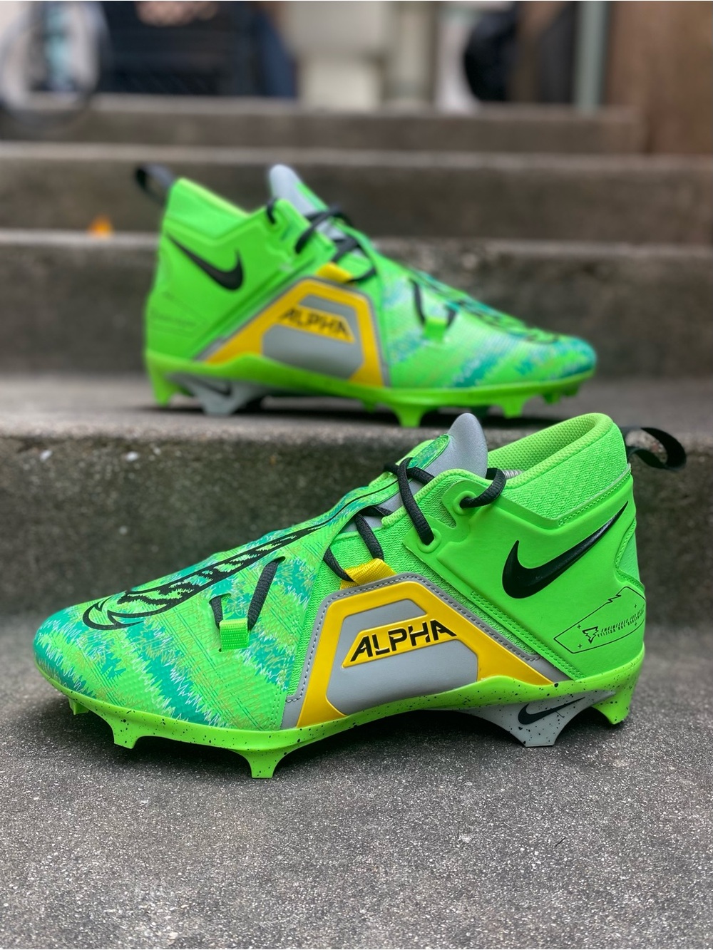 Nike Alpha Menace Pro 3 Mid Football Cleats